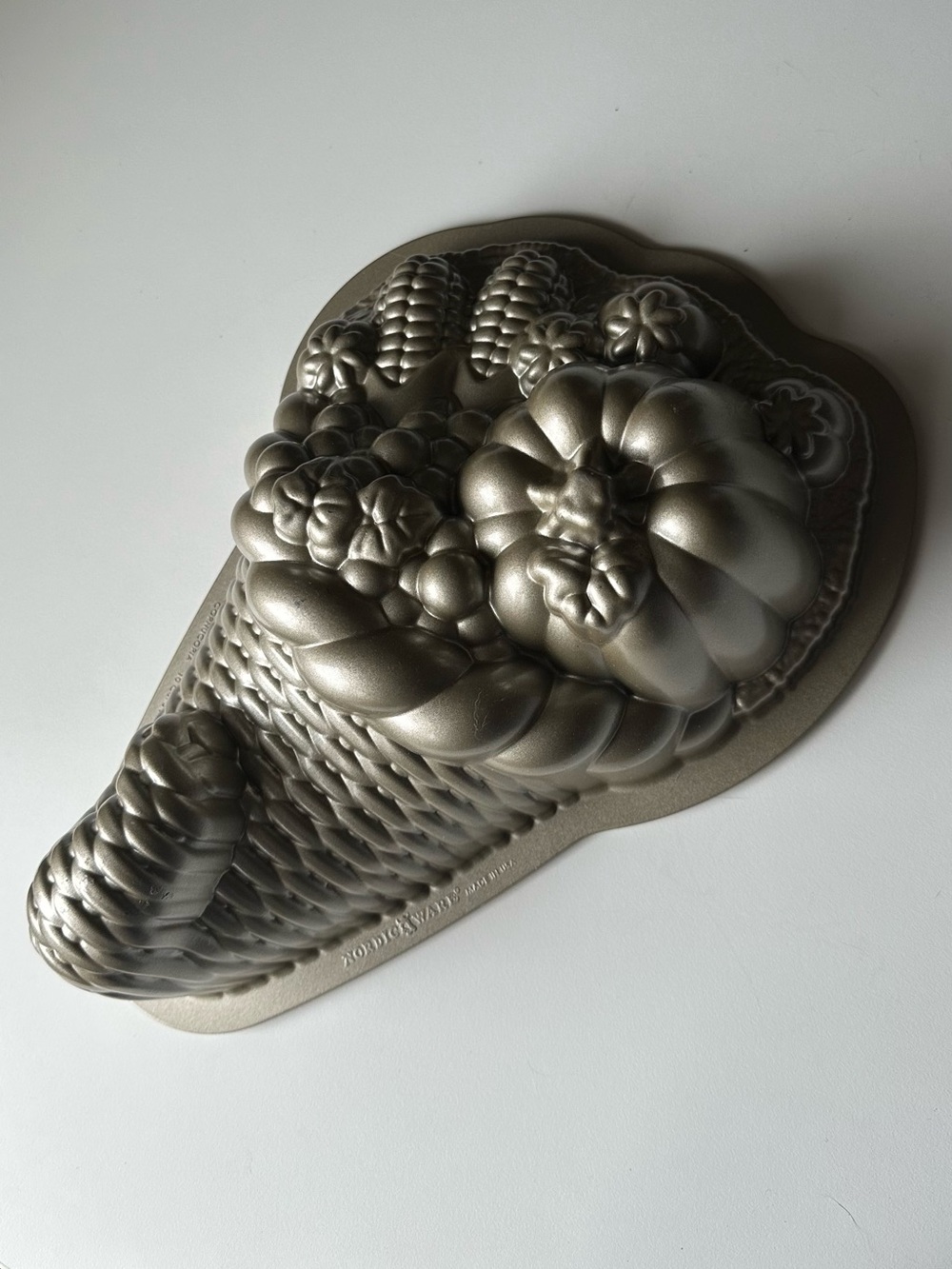 Nordic Ware Cornucopia Thanksgiving Harvest 10 Cup Cast Aluminum Cake Mold Pan
